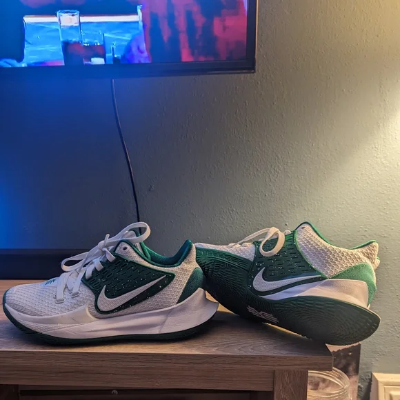 Nike youth 7 Kyrie green and white speckle worn but good condition - Picture 1 of 12